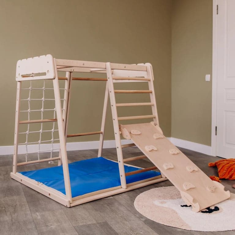 Wood and Hearts Binnen Jungle Gym met Trapeze, Helling en Mat