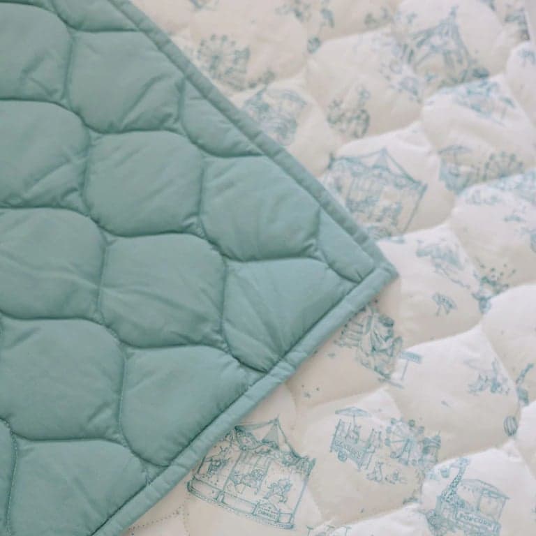 The Gilded Bird Circus Toile Quilted Speelkleed